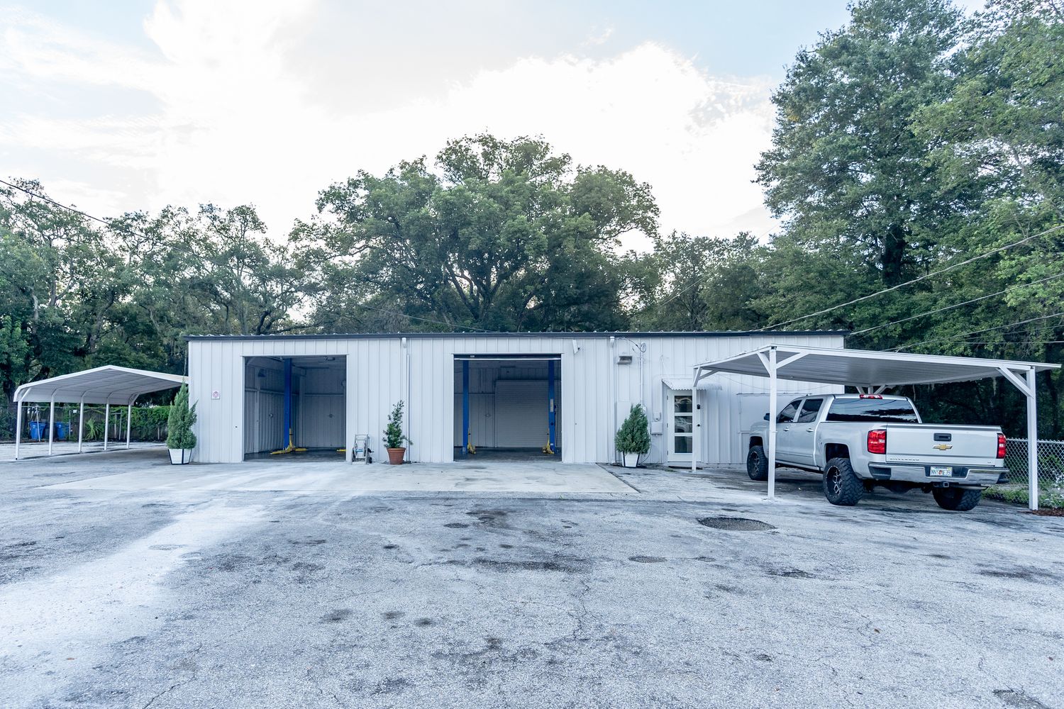 N. Florida Ave Warehouse or Automotive/Office/Showroom- 6,061 SF : 14041 N Florida Ave, Tampa, FL 33613